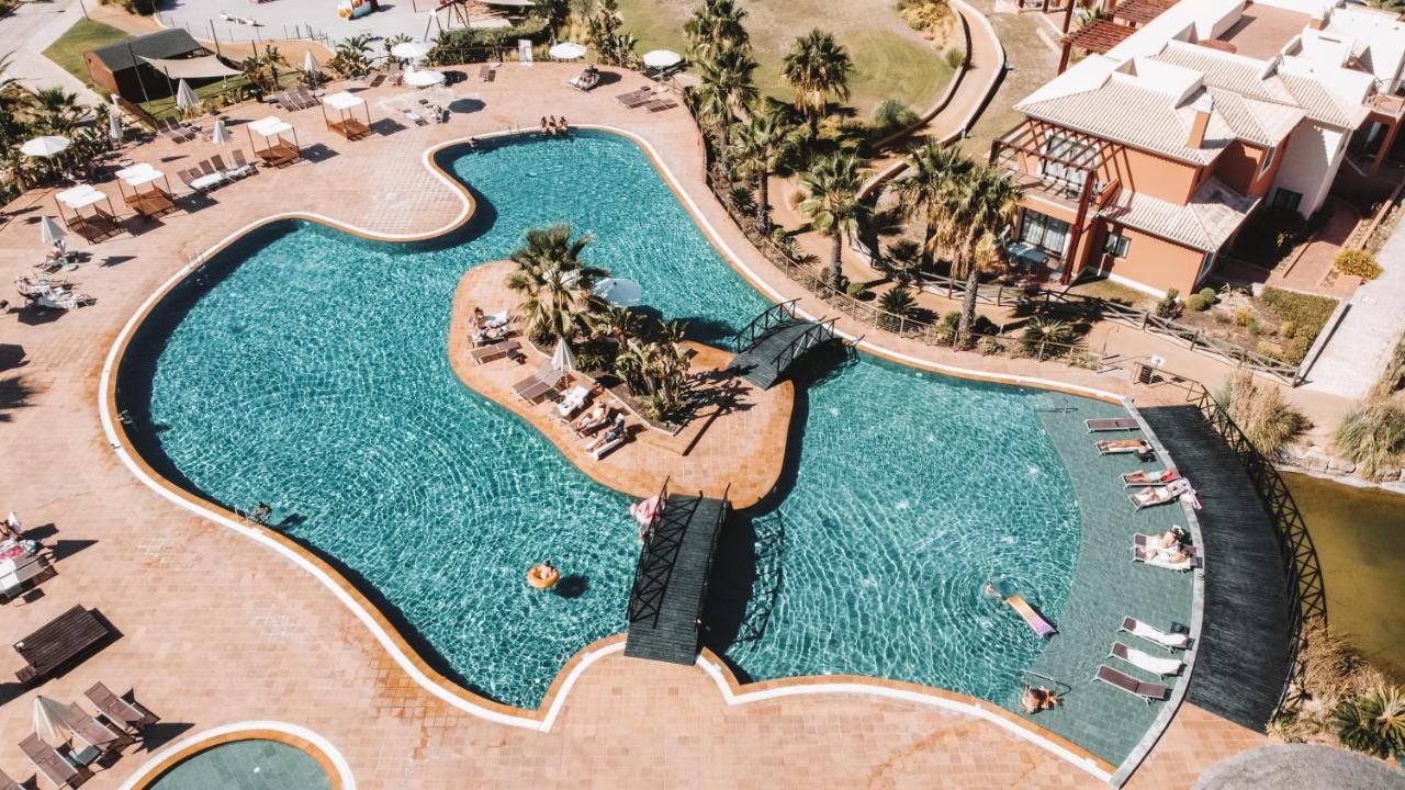 รีสอร์ทมองเต้ ซานโต้ การ์วอยโร ภายนอก รูปภาพ Aerial view of the pool at the Sheraton Hotel